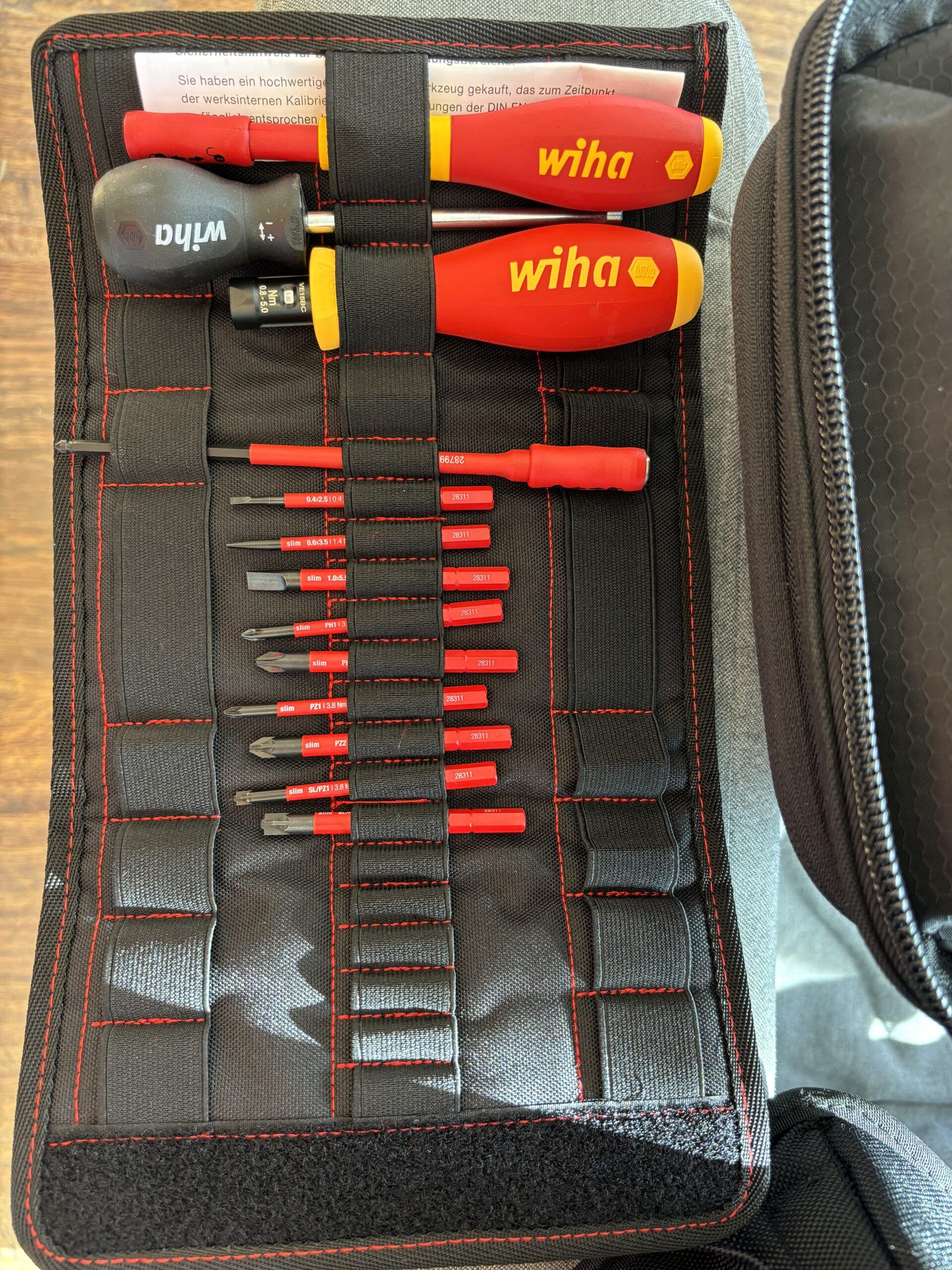 Wiha TorqueVario-S 1000 V szigetelt nyomaték csavarhúzó készlet, 13 részes, állítható nyomatékhatárolás, 1 x 2,5 / 1 x 3,5 / 1 x 5,5; 1 x PH1 / 1 x PH2; 1 x PZ1 / 1 x PZ2; 1 x SL/PZ1 / 1 x SL/PZ2, 40674 termék fő termékképe